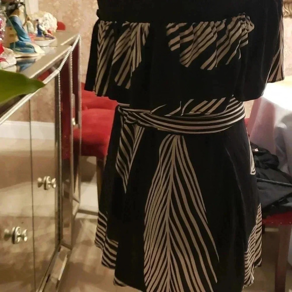 BCBG Maxazaria strapless ruffles top size M - Picture 3 of 4